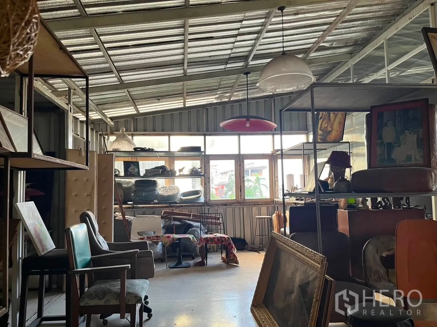 โกดัง for rent in Watthana, Bangkok - ภายในชั้นบนพื้นที่เปิดโล่ง มีชั้นวาง เก้าอี้ และหน้าต่างบานกว้าง