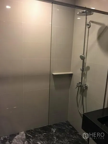 คอนโด ให้เช่าในWatthana, Bangkok - ห้องน้ำสไตล์โมเดิร์นพร้อมตู้กระจกอาบน้ำ ฝักบัวเรนชาวเวอร์ และผนังกระเบื้องโทนอ่อน