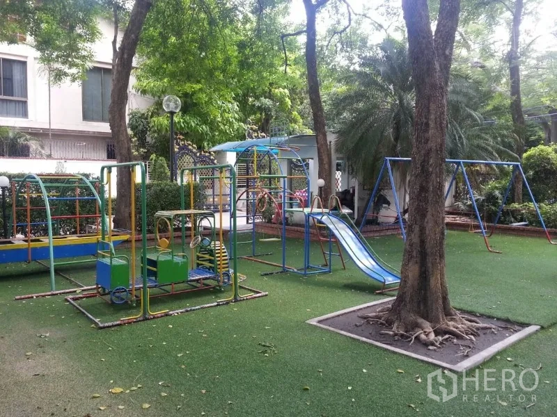 คอนโด ให้เช่าหรือขายในWatthana, Bangkok - สนามเด็กเล่นร่มรื่น มีชิงช้า สไลเดอร์ และเครื่องเล่นปีนป่าย