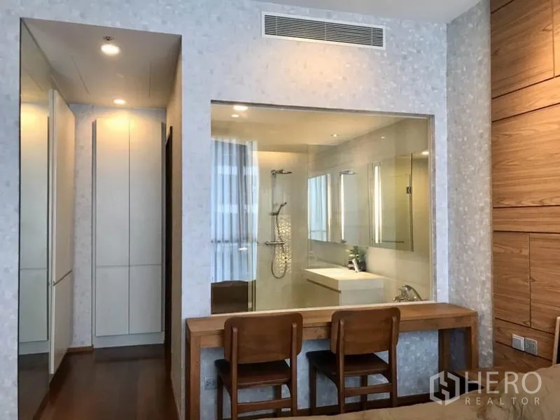 公寓 出租或出售在Watthana, Bangkok - 内置梳妆台对着透明玻璃隔断，可见浴室，旁设衣柜。