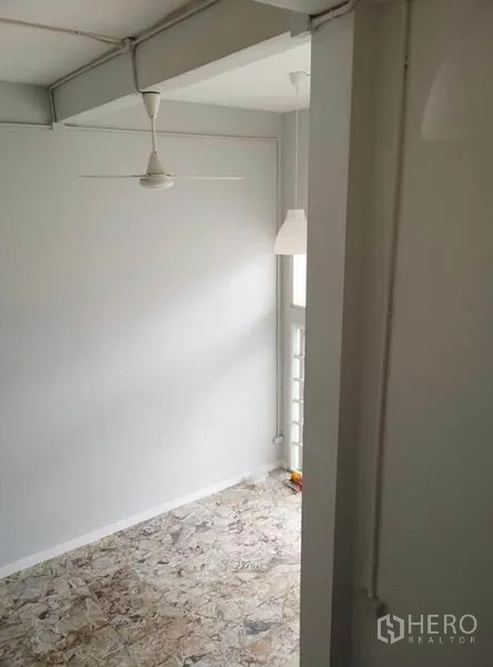 联排别墅 出租或出售在Din Daeng, Bangkok - 小型多功能角落，吊扇与水磨石风地面，靠近窗户。