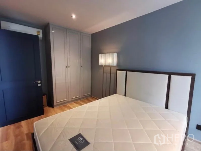 คอนโด ให้เช่าในSathon, Bangkok - พื้นที่เก็บของในห้องนอน ตู้เสื้อผ้าสูงจรดเพดาน แสงไฟอบอุ่น