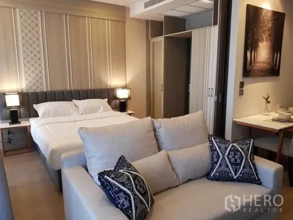 คอนโด ให้เช่าในWatthana, Bangkok - เลย์เอาต์แบบสตูดิโอมีเตียง โซฟา ตู้เสื้อผ้า และมุมทานอาหารสไตล์คอนโดโมเดิร์น