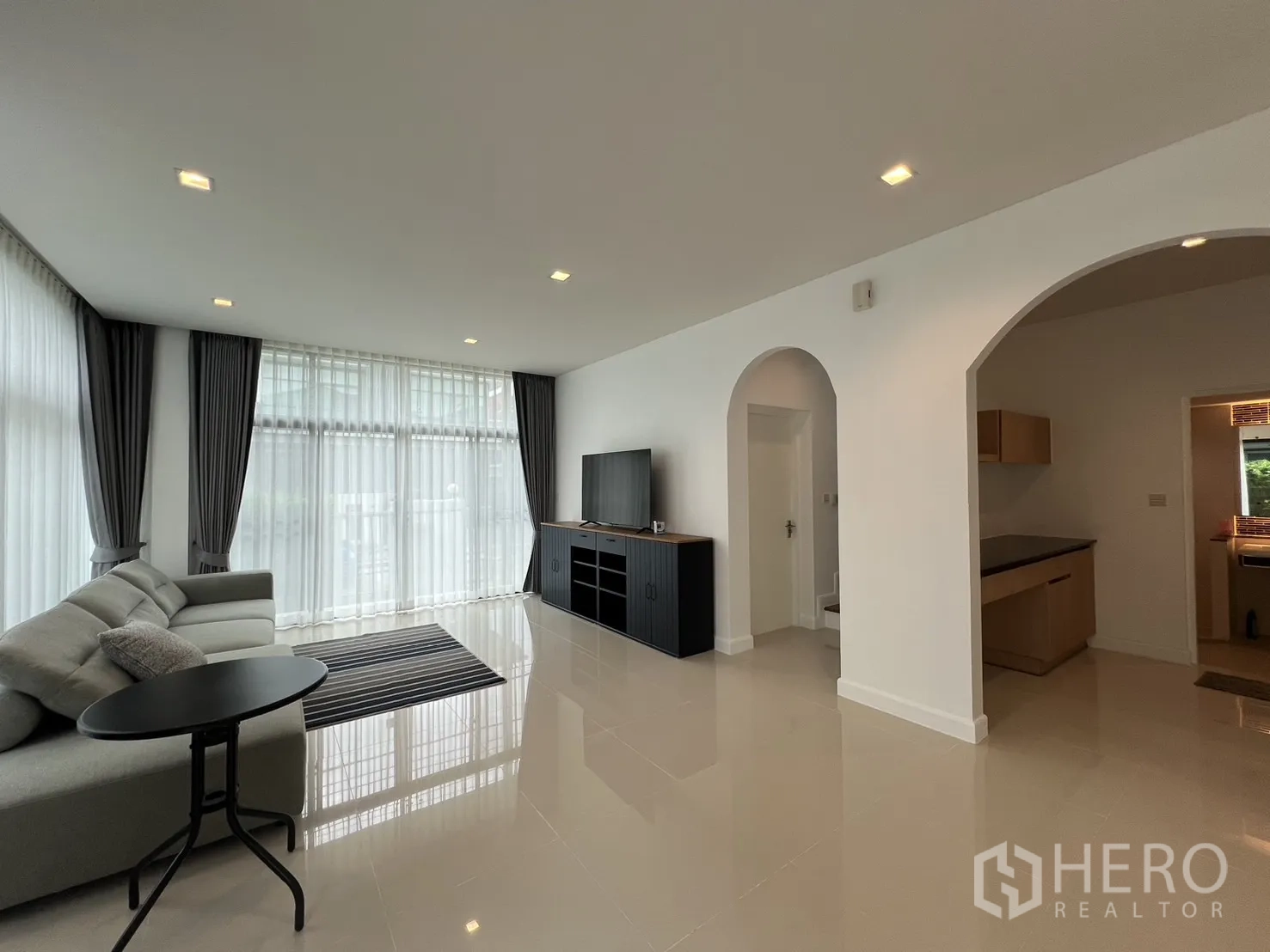 独立式住宅 出租在Bang Kapi, Bangkok - 开放式客餐厅，拱形通道连接备餐区与卫生间。