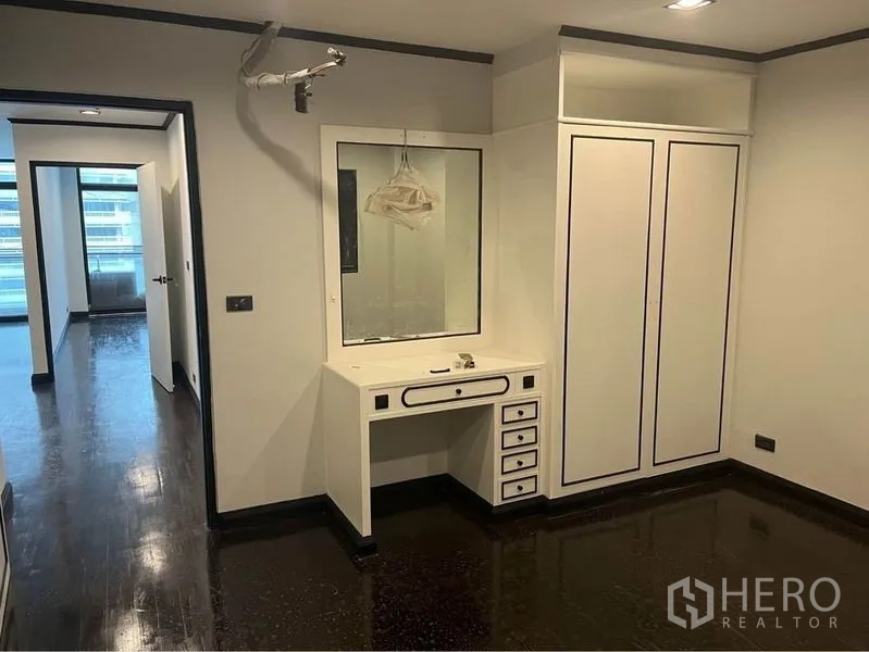 คอนโด ให้เช่าหรือขายในWatthana, Bangkok - มุมแต่งตัวพร้อมโต๊ะเครื่องแป้ง ตู้เสื้อผ้า และพื้นไม้สีเข้ม ในคอนโด 2 ห้องนอนใกล้บีทีเอสพร้อมพงษ์