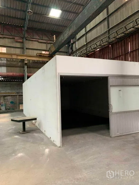 คลังสินค้า ให้เช่าในBang Kho Laem, Bangkok - ห้องออฟฟิศสีขาวภายในโกดังพร้อมประตูเลื่อน