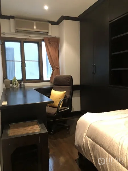 คอนโด ให้เช่าในWatthana, Bangkok - มุมทำงานในห้องนอน พร้อมโต๊ะ เก้าอี้สำนักงาน และตู้เก็บของสูง