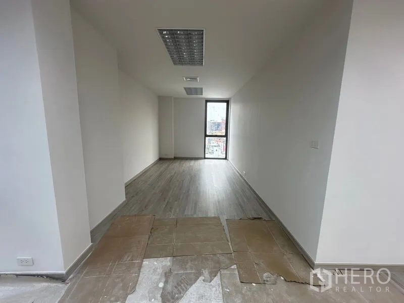 สำนักงาน ให้เช่า - ห้องทำงานส่วนตัวหรือห้องประชุมยาว พื้นไม้ ฝ้าพร้อมช่องลม และหน้าต่างปลายห้อง