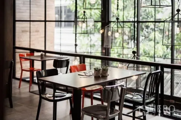 พื้นที่ขายปลีก ให้เช่าในSathon, Bangkok - มุมที่นั่งชั้นลอย พร้อมหน้าต่างบานใหญ่และโคมไฟระย้า