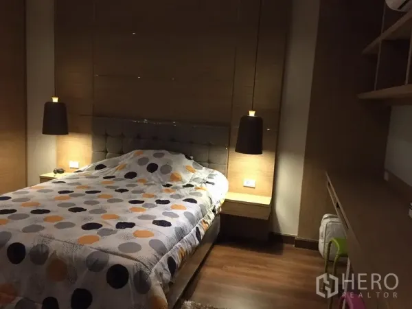 คอนโด ขายในWatthana, Bangkok - ห้องนอนอบอุ่น หัวเตียงบุผ้า โคมไฟแขวนข้างเตียง และโต๊ะหัวเตียงบิวท์อิน