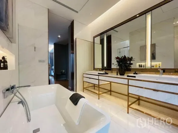 คอนโด ขายในPathum Wan, Bangkok - ห้องน้ำสปา อ่างอาบน้ำเดี่ยว เคาน์เตอร์คู่ กระจกบานใหญ่ ผนังลายหินอ่อน