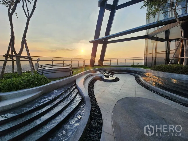 公寓 出租 - 日落时分的屋顶花园露台，流水景观与宽阔城市全景。