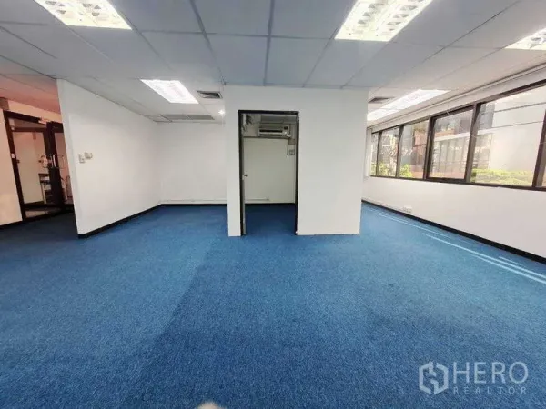 สำนักงาน ให้เช่าในKhlong Toei, Bangkok - สำนักงานขนาดประมาณ 72 ตร.ม. พรมสีน้ำเงิน ผนังสีขาว และหน้าต่างยาวรับแสงธรรมชาติ