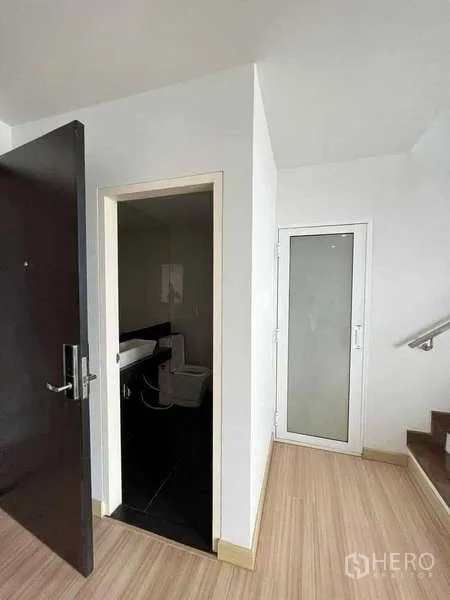 公寓 出租在Sathon, Bangkok - 入口走廊，带客卫和磨砂玻璃门