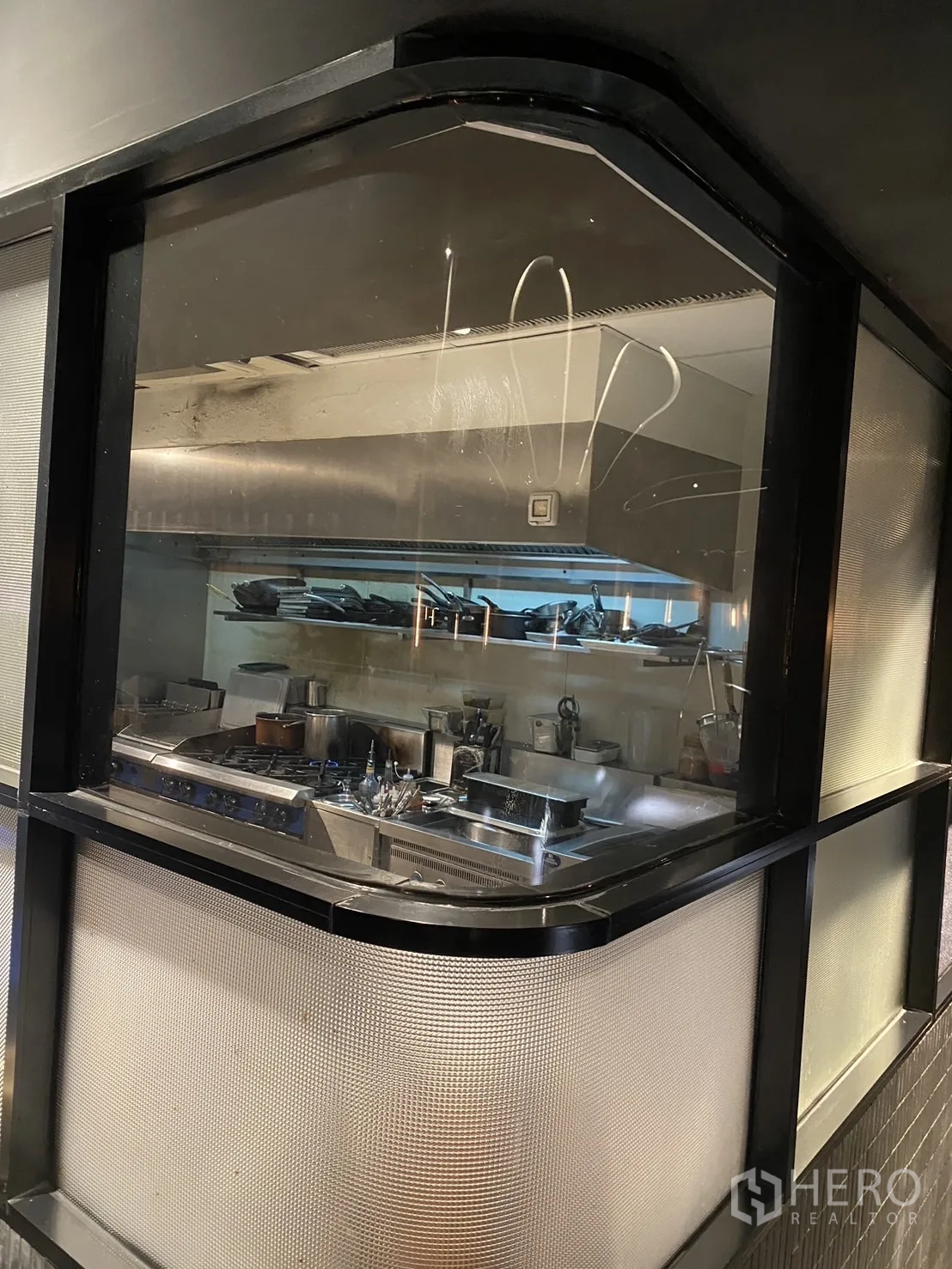 店屋 出租在Watthana, Bangkok - 透过玻璃可见的商用厨房，炉灶与排烟系统