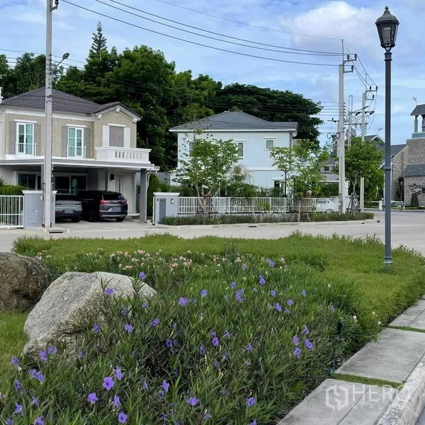 บ้าน ให้เช่าหรือขายในPrawet, Bangkok - ถนนภายในโครงการจัดสวนสวย มีเสาไฟและบ้านเดี่ยวรายล้อม