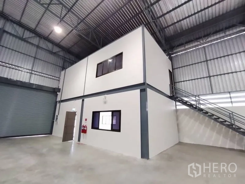Warehouse for rent in Bang Phli, Samut Prakan - Close-up of the two-storey office unit inside the warehouse with exterior staircase.