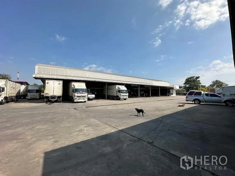 คลังสินค้า ให้เช่าในLam Luk Ka, Pathum Thani - ลานจอดรถขนาดใหญ่พร้อมประตูท่าเทียบระดับและรถบรรทุกจอด
