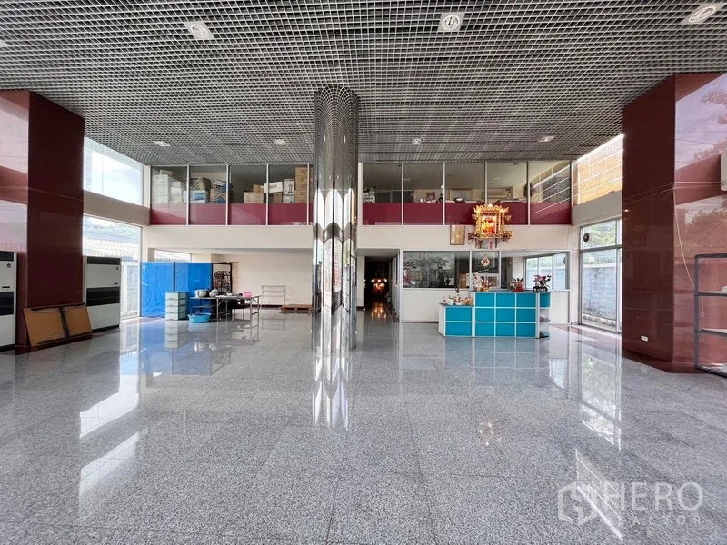 อาคารพาณิชย์ ขายในWang Thonglang, Bangkok - โถงต้อนรับกว้าง พื้นหินแกรนิต เมซานีนกระจก และเสากระจกเงา