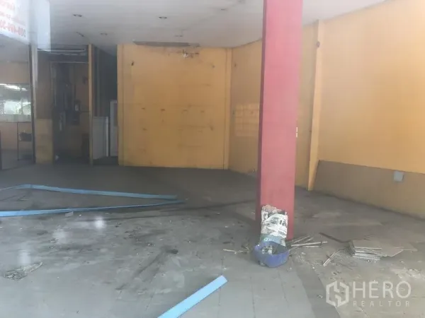 零售空间 出租或出售在Bang Khen, Bangkok - 开放零售区，有立柱与待装修墙面。