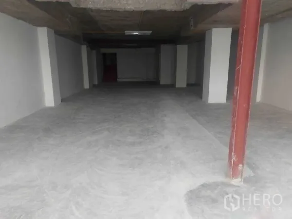 零售空间 出租在Pathum Wan, Bangkok - 开放式零售空间，混凝土地面与裸露天花，带结构柱，位于曼谷巴吞旺。