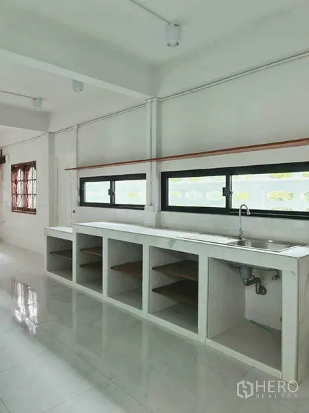 สำนักงานที่บ้าน ให้เช่าในLat Phrao, Bangkok - โซนแพนทรียาว พร้อมอ่างล้างจานและตู้เปิด ใต้หน้าต่างแนวนอน