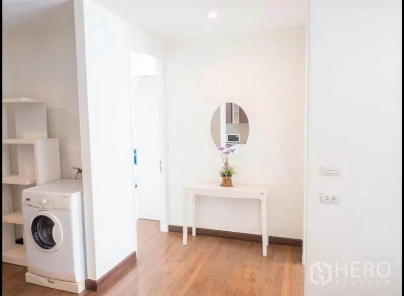 公寓 出租或出售在Phra Khanong, Bangkok - 入户走廊，嵌入式洗衣机与玄关台，通向客厅。