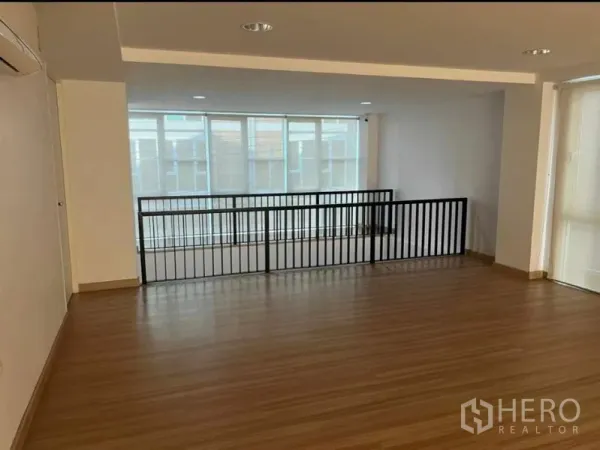 สำนักงานที่บ้าน ขายในPhra Khanong, Bangkok - ชั้นลอยพื้นไม้พร้อมราวเหล็ก มองออกไปยังหน้าต่างสูง