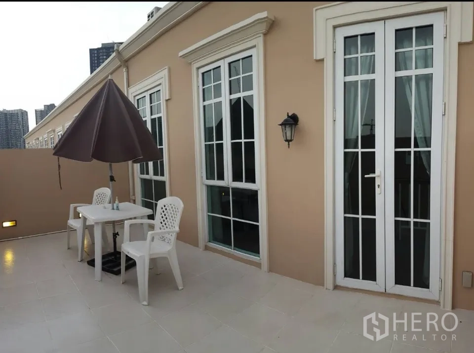 联排别墅 出租在Watthana, Bangkok - 宽大屋顶露台，户外桌椅与法式玻璃门。