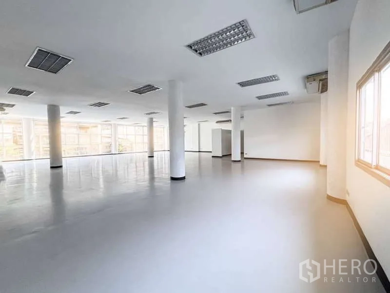 展厅 出租或出售在Bangkok Yai, Bangkok - 开放展厅楼层，周边落地窗与多根立柱，配空调设备。