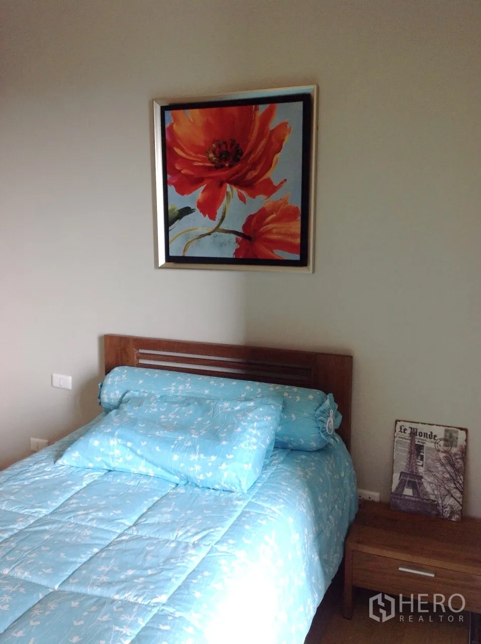 Condominium for rent or sale in Watthana, Bangkok - Cozy second bedroom with a single bed and floral artwork.