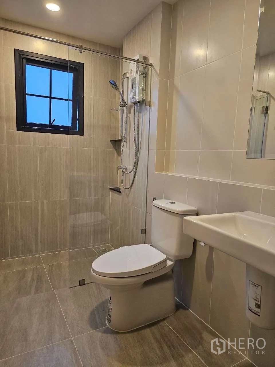 独栋房屋 for rent or sale in Bang Phli, Samut Prakan - 现代浴室，玻璃淋浴间、马桶与洗手盆。