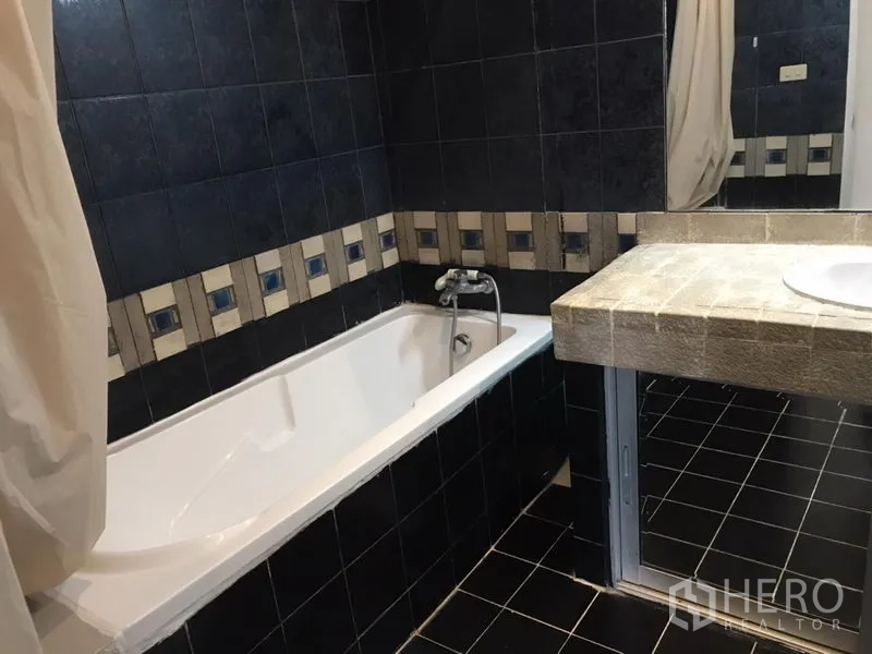 คอนโด ให้เช่าในWatthana, Bangkok - ห้องน้ำปูกระเบื้องสีเข้ม มีอ่างอาบน้ำและเคาน์เตอร์อ่างล้างหน้าหิน