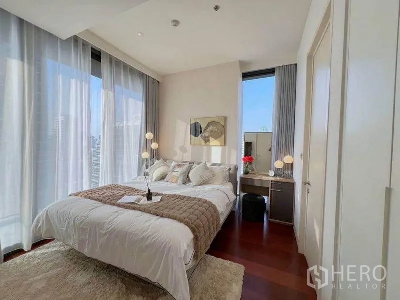 公寓 出租在Watthana, Bangkok - 主卧配大窗与纱帘及书桌，享城市景观。