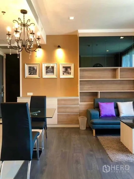 คอนโด ให้เช่าหรือขายในWatthana, Bangkok - โซนนั่งเล่นแบบโอเพนแพลนพร้อมชั้นวาง โซฟา และโต๊ะทานอาหาร