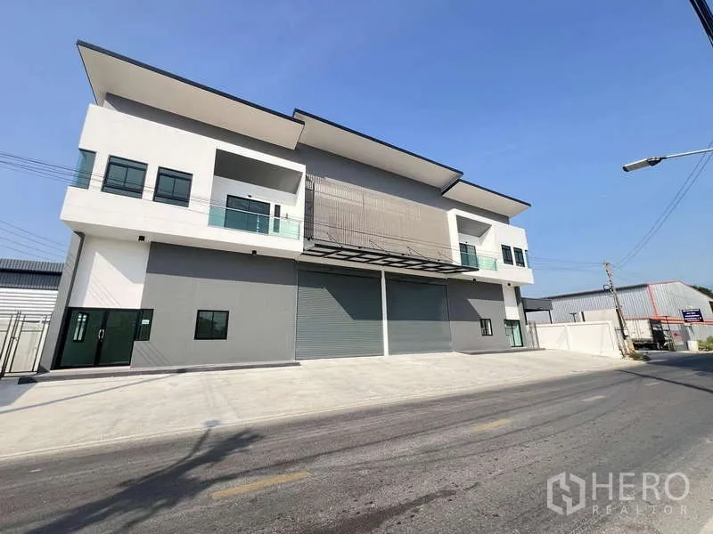 คลังสินค้า ให้เช่าหรือขาย - มุมมองริมถนนของโกดังสมัยใหม่ พร้อมลานคอนกรีตกว้าง