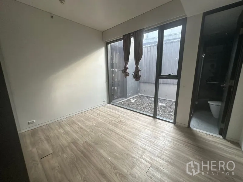 สำนักงาน ให้เช่า - ห้องส่วนตัวพื้นไม้พร้อมกระจกเต็มความสูง เปิดสู่คอร์ทกรวดเล็ก ๆ และมีห้องน้ำในตัว