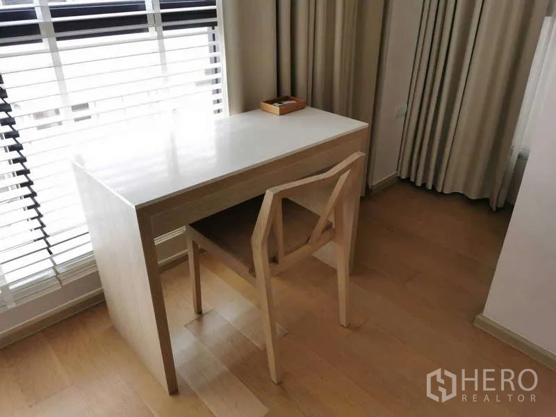 คอนโด ให้เช่าหรือขายในWatthana, Bangkok - โต๊ะทำงานขนาดกะทัดรัดริมหน้าต่าง พร้อมผ้าม่านและมู่ลี่