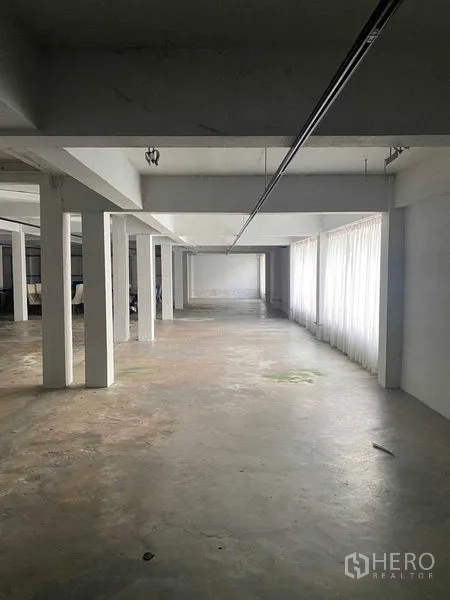 零售空间 出租在Bang Na, Bangkok - 采光充足的空间，纱帘、梁架与光滑地面。