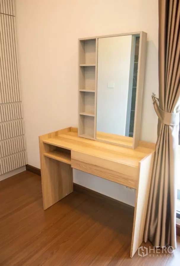 Detached House for rent in Bang Phli, Samut Prakan - Wooden dressing table with mirror and shelving next to a window.