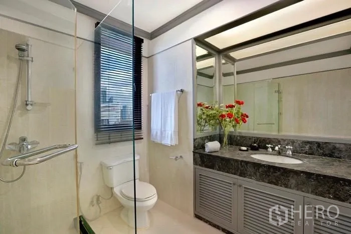 คอนโด ให้เช่าในKhlong San, Bangkok - ห้องน้ำสมัยใหม่พร้อมตู้ชาวเวอร์กระจก มู่ลี่หน้าต่าง และเคาน์เตอร์หินแกรนิตยาว