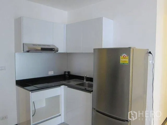 คอนโด ให้เช่าในKhlong Toei, Bangkok - ครัวรูปตัวแอลตู้สีขาว ท็อปสีดำ อ่างล้างจาน เครื่องดูดควัน และตู้เย็นสแตนเลส