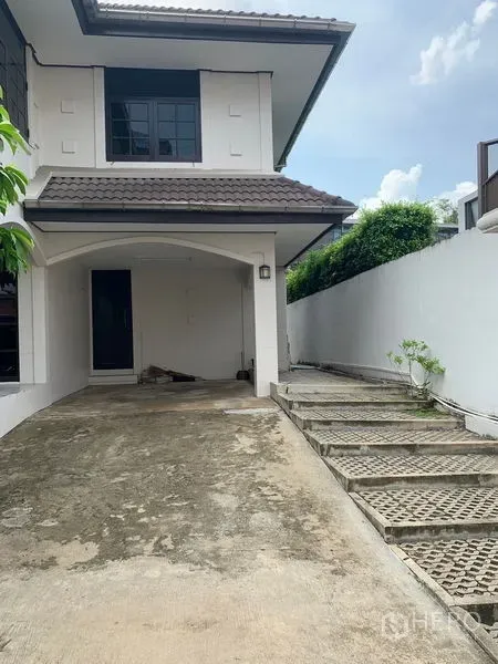 Detached House for rent in Khlong Toei, Bangkok - Another view of the front carport and driveway of the two-storey house.
