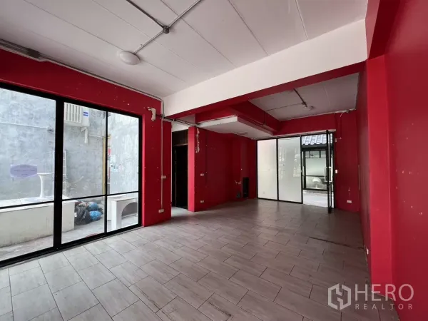 零售空间 出租在Khlong Toei, Bangkok - 红色开放式室内，设多扇推拉门与侧边服务露台。