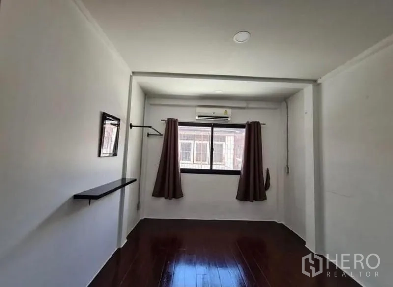 ทาวน์เฮาส์ ให้เช่าในChatuchak, Bangkok - ห้องนอนเรียบง่าย มีหน้าต่าง แอร์ และพื้นไม้สีเข้ม