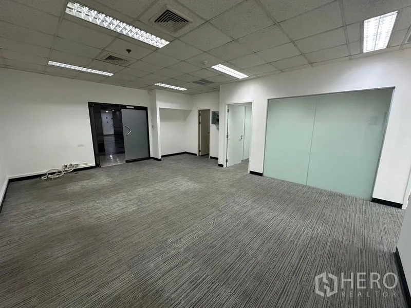 办公空间 出租在Watthana, Bangkok - 宽敞的中央办公区域，带磨砂玻璃隔断与双扇玻璃门。