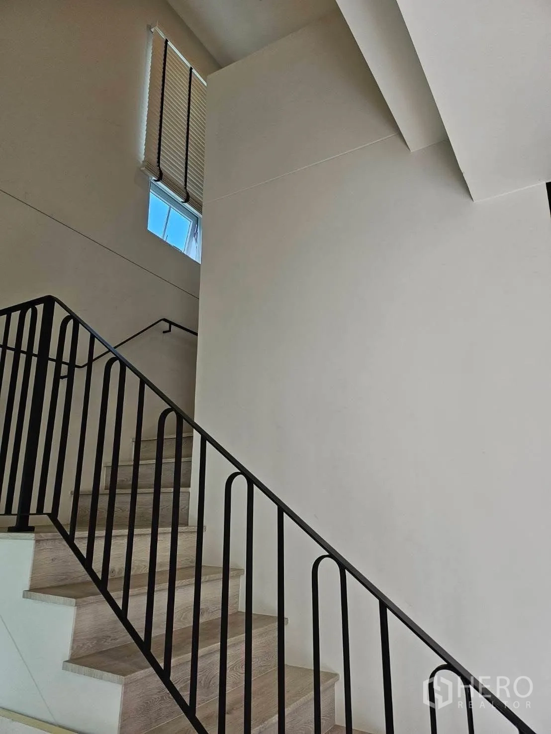 บ้านเดี่ยว for rent in Bang Phli, Samut Prakan - บันไดไม้พร้อมราวเหล็กและหน้าต่างสูงติดมู่ลี่