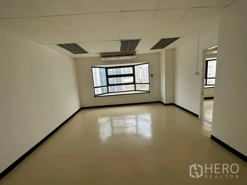 办公空间 出租在Pathum Wan, Bangkok - 独立房间或会议室，大窗与空调，可见城市天际线。
