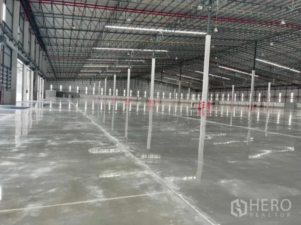 工厂 出租在Si Racha, Chon Buri - 开放生产空间，净高约9.5米，隔热屋顶与抛光地坪。