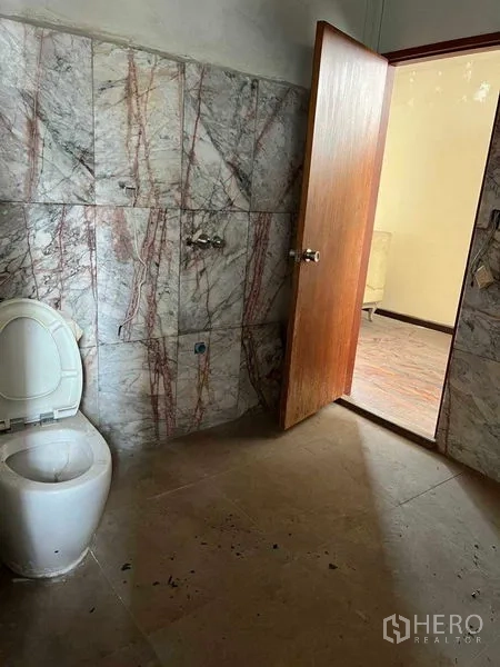 บ้าน ให้เช่าในSathon, Bangkok - ห้องน้ำกรุกระเบื้องลายหินอ่อนพร้อมโถสุขภัณฑ์ เหมาะปรับปรุง